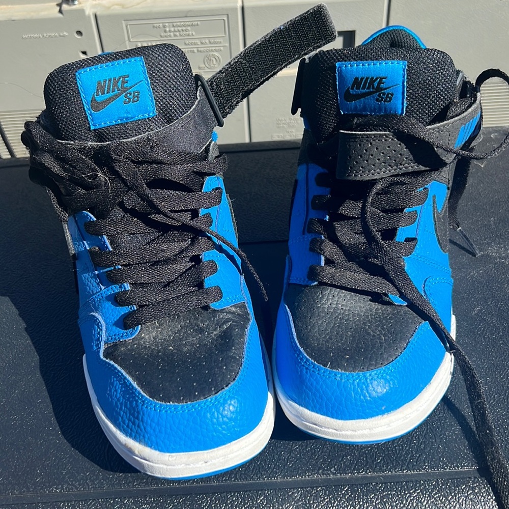 New Nike boys size 5Y.